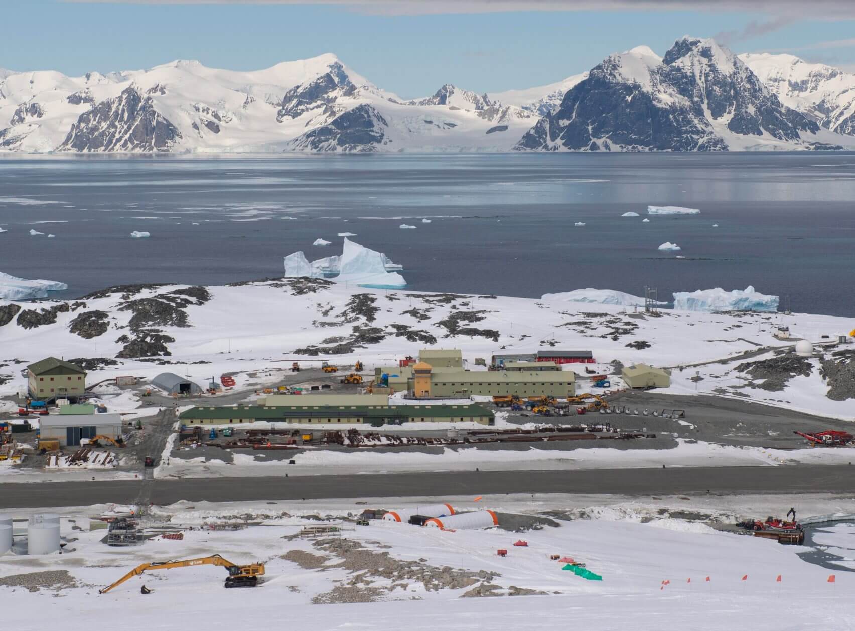 rothera-research-station-british-antarctic-survey-hugh-broughton-architects_dezeen_2364_col_0-1704x1258