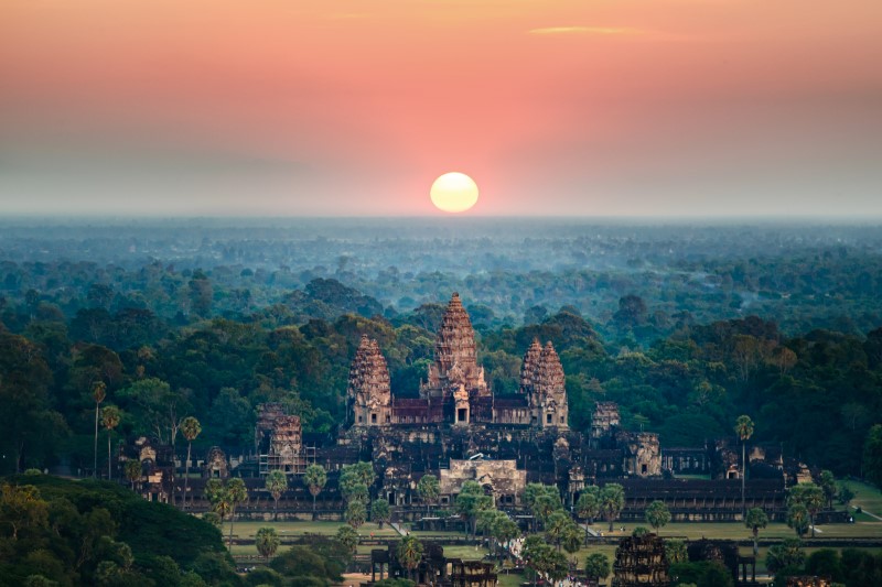 Angkor Wat: Kamienne Serce Imperium Khmerów i Arcydzieło Boskiej Architektury