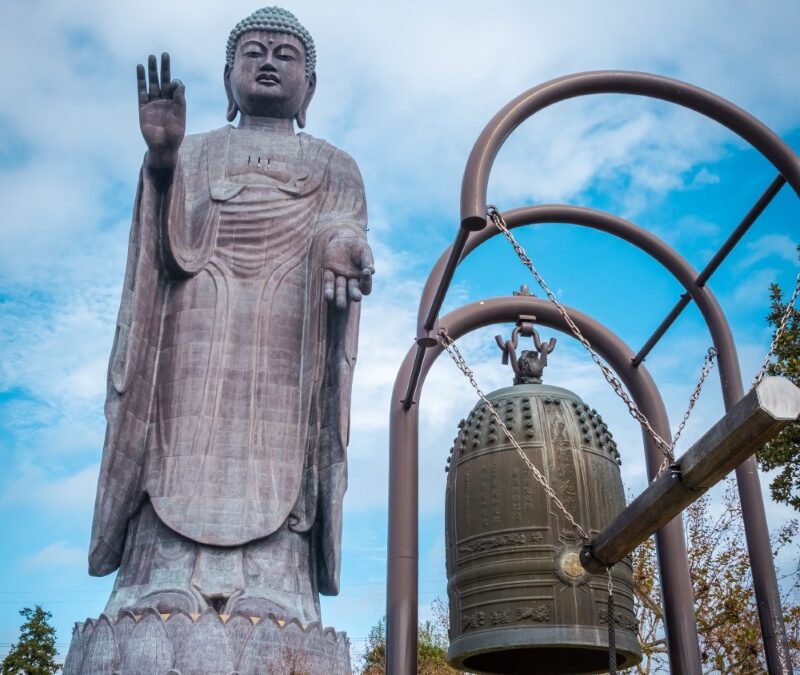 Wielki Budda z Ushiku (Ushiku Daibutsu): Brązowy Kolos z Kraju Kwitnącej Wiśni