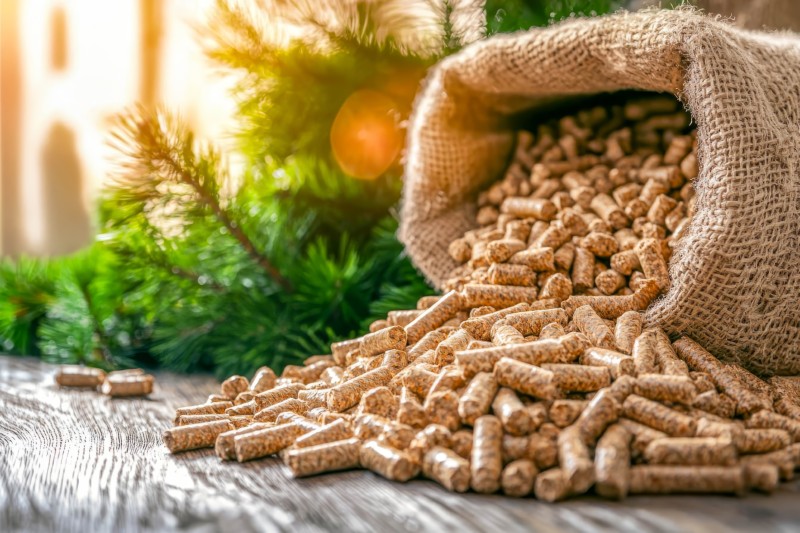 Ile kosztuje pellet w 2025 roku? Analiza cen i opłacalności